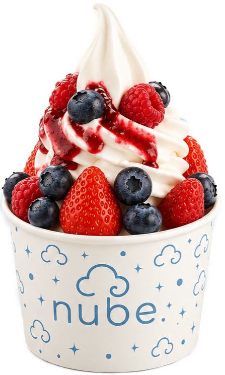 Vaso de helado suave de nube con salsa y frutos rojos